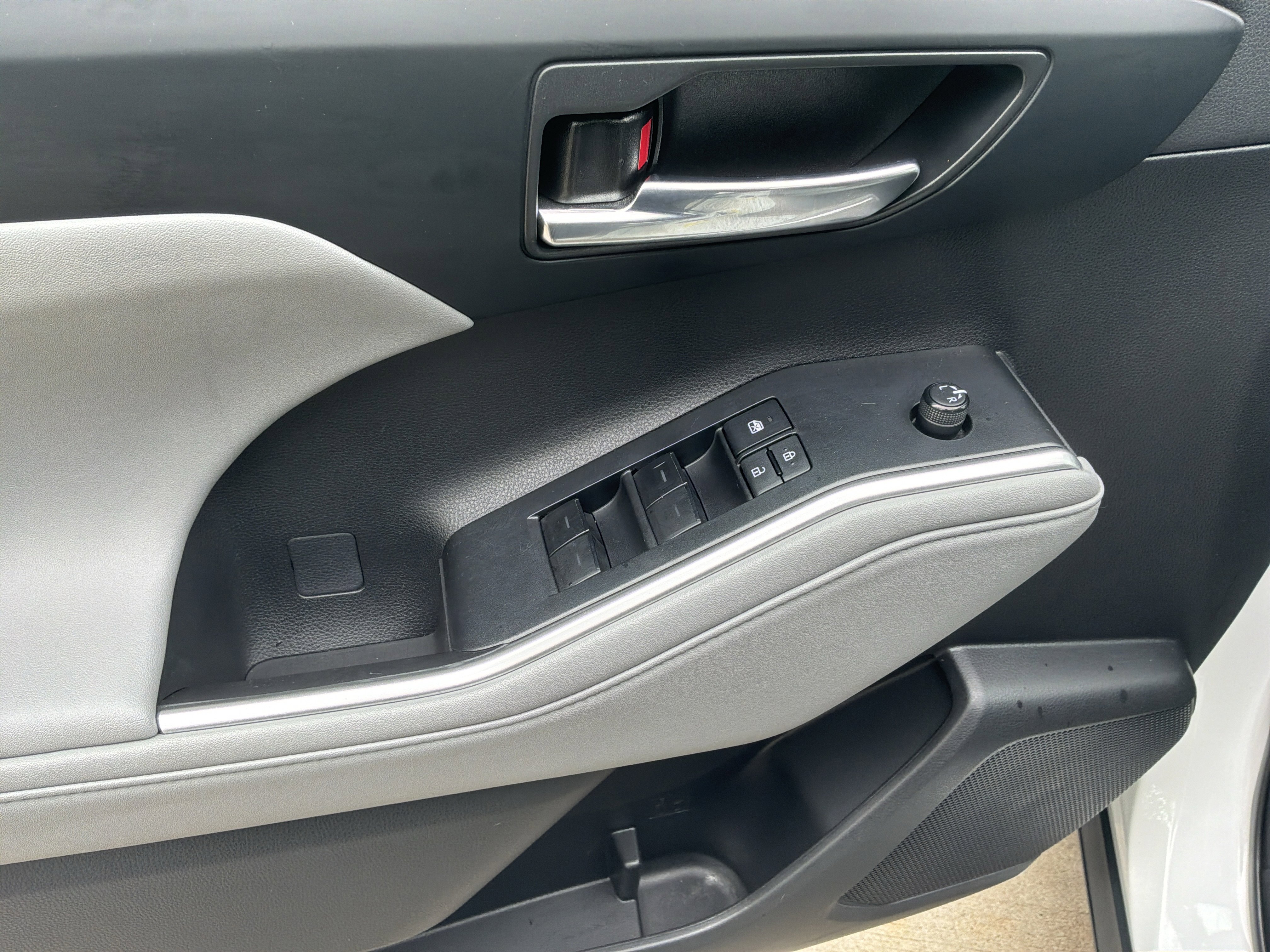Used 2022 Toyota Highlander XLE FWD image 15