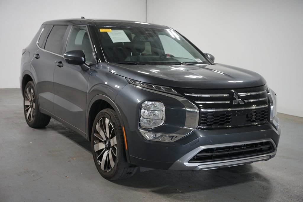 Used 2025 Mitsubishi Outlander SE FWD image 3
