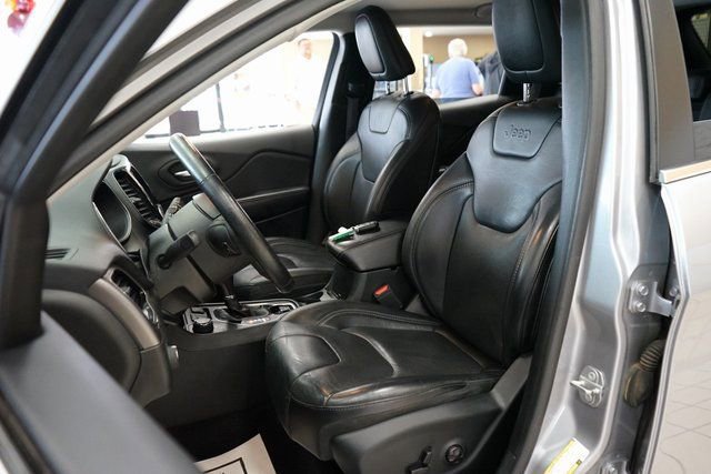 Used 2019 Jeep Cherokee Limited image 2