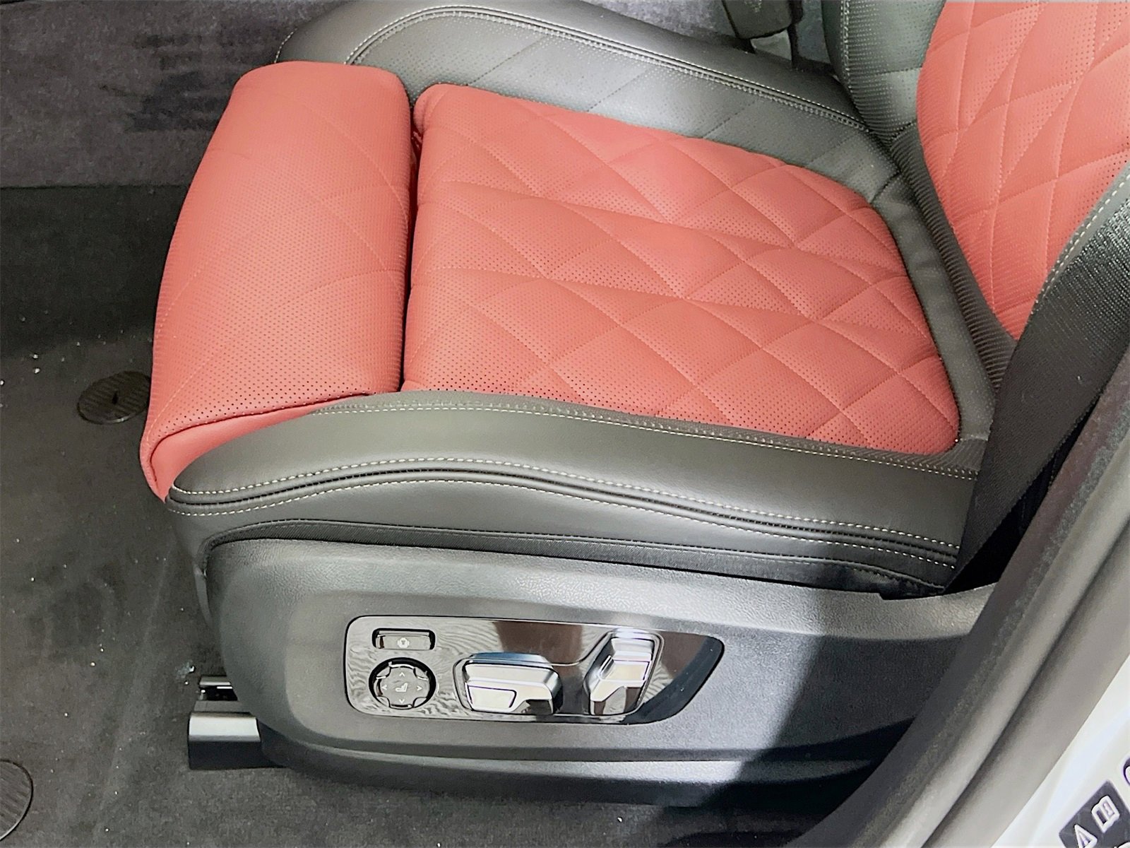 New 2026 BMW X6 xDrive40i w/ Climate Comfort Package image 23