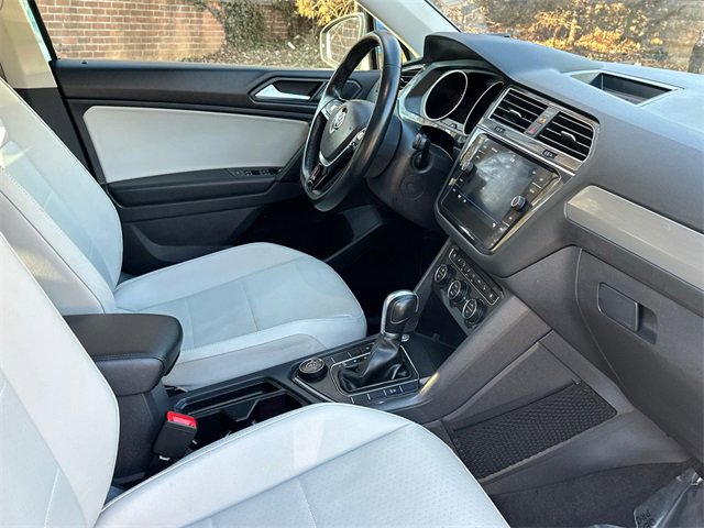 Used 2019 Volkswagen Tiguan SE w/ Panoramic Sunroof Package image 12