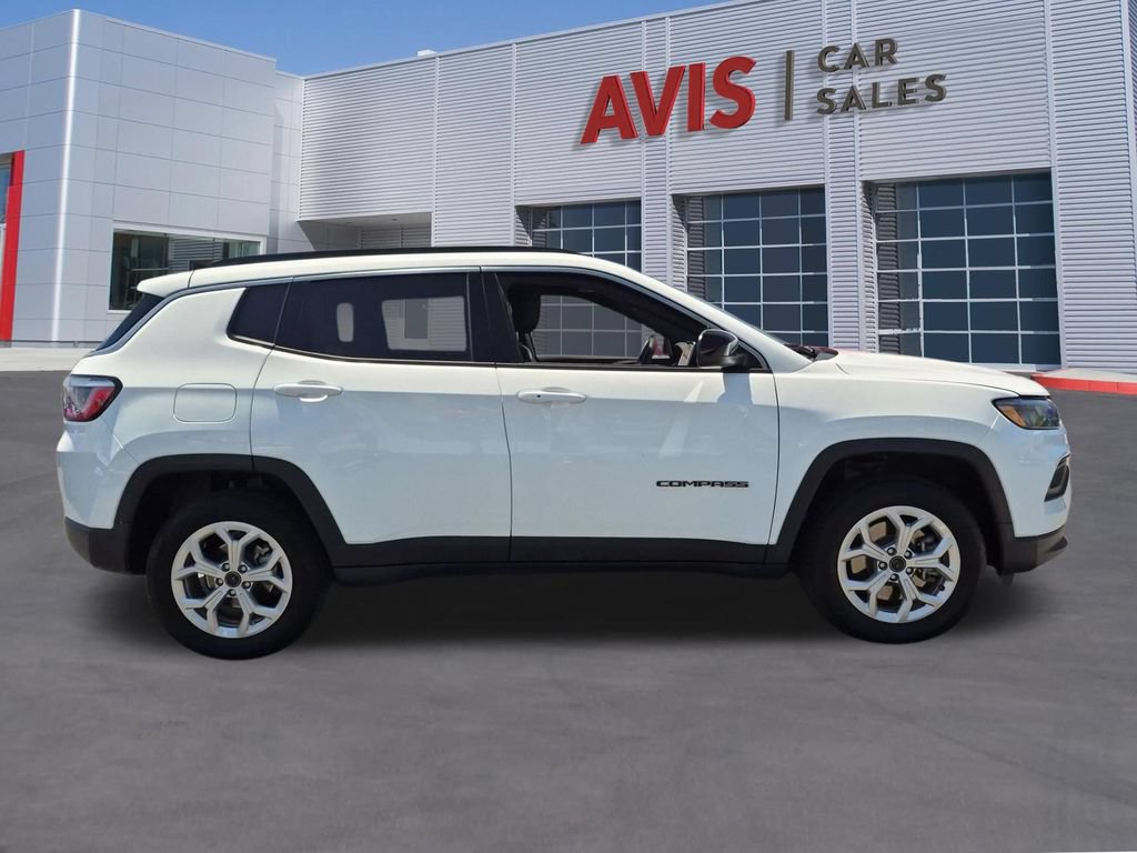 Used 2025 Jeep Compass Latitude w/ Sun & Sound Group AWD/4WD image 5