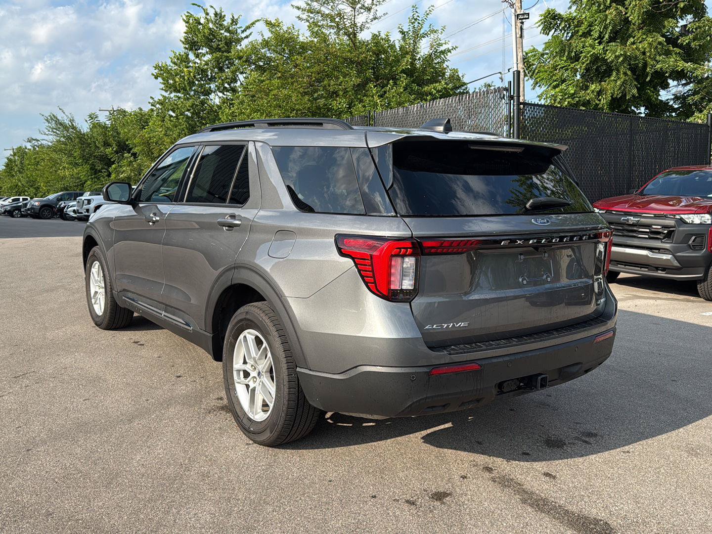 Used 2025 Ford Explorer Active AWD/4WD image 5