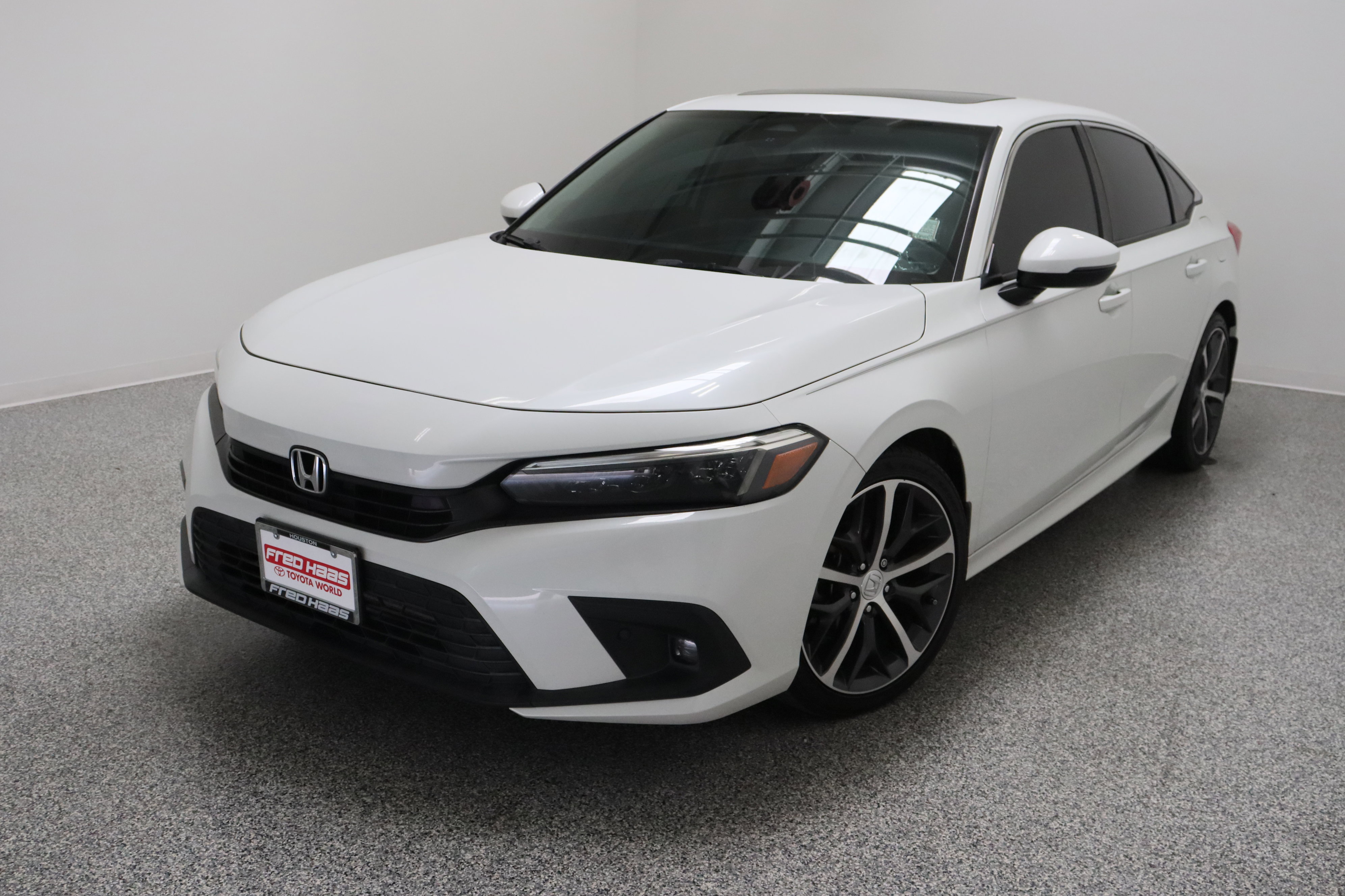 Used 2022 Honda Civic Touring image 2