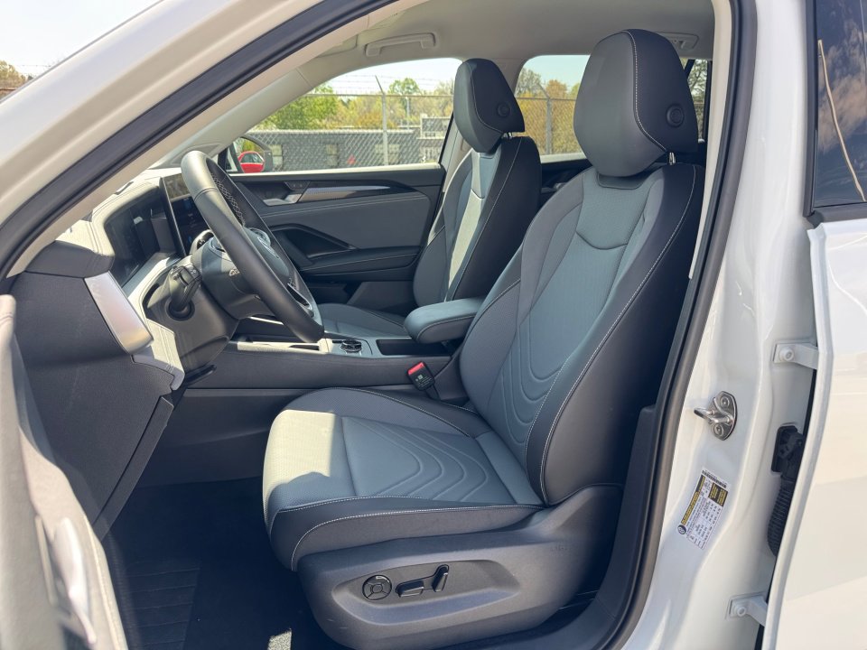 Used 2025 Volkswagen Tiguan SE image 34