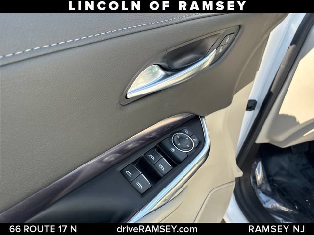Used 2022 Cadillac XT4 Luxury w/ Cold Weather Package AWD/4WD image 13