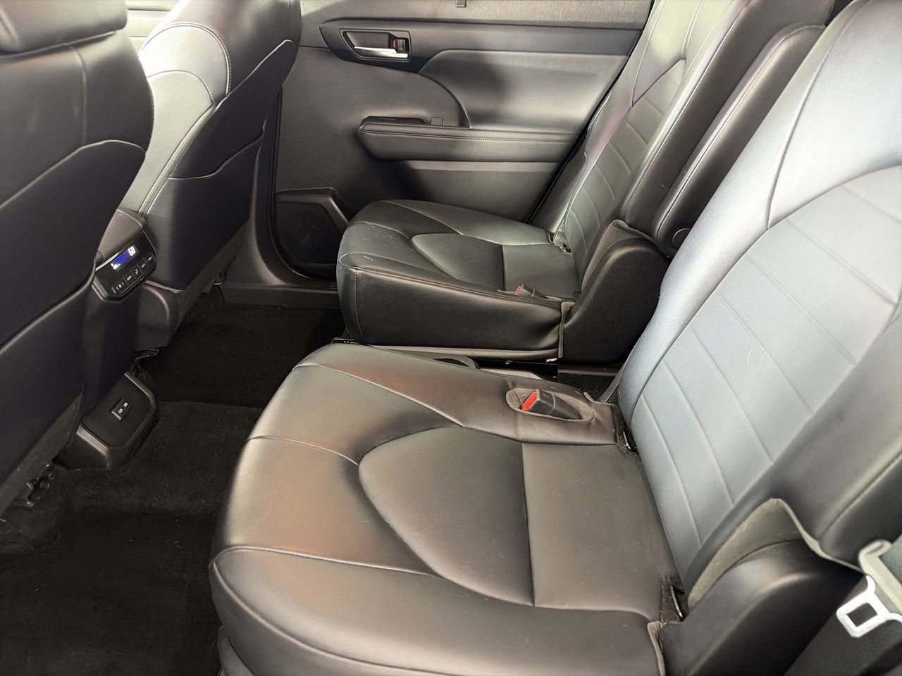Used 2022 Toyota Highlander XLE FWD image 23