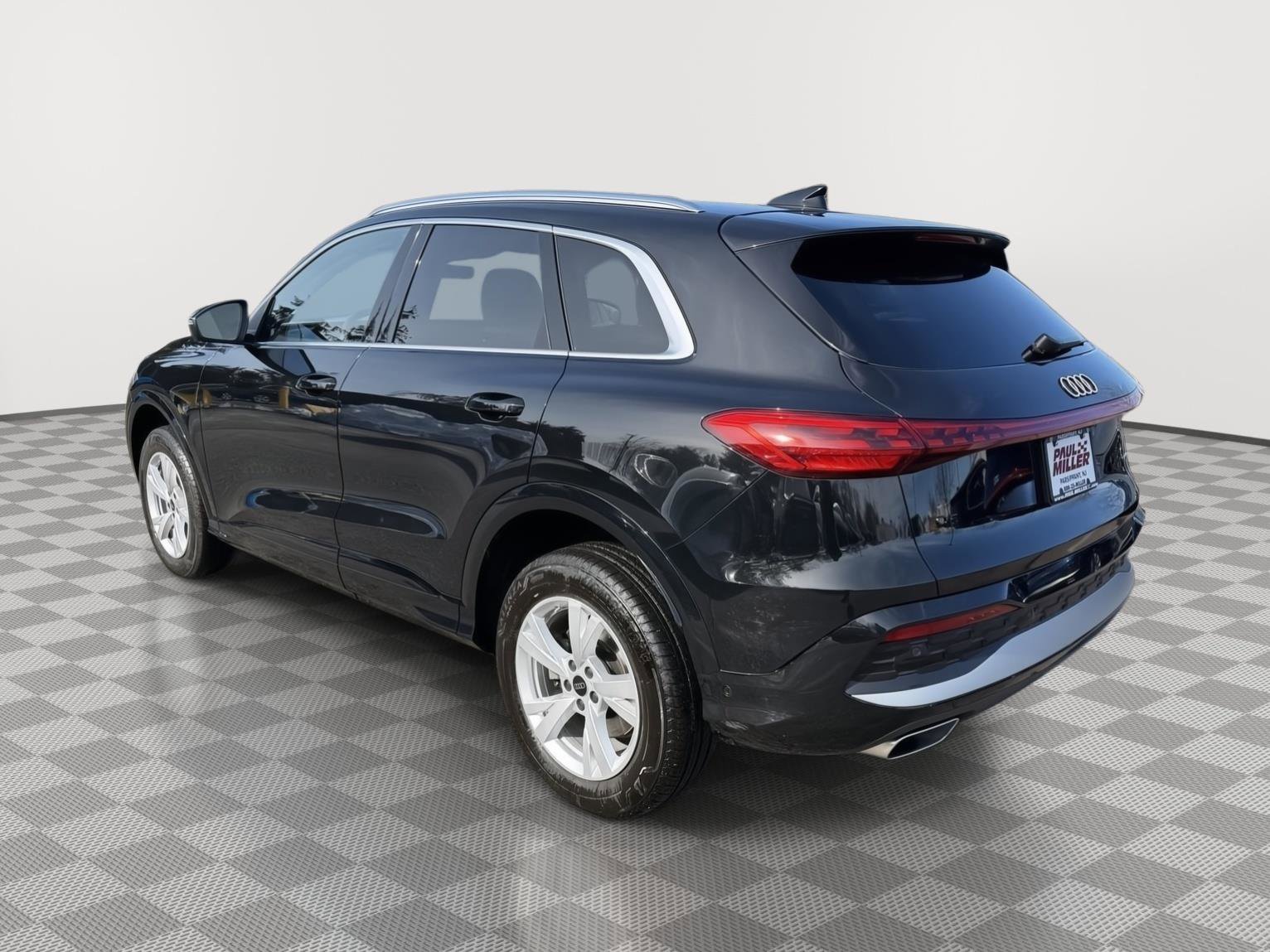 Used 2025 Audi Q5 Premium w/ Convenience Package image 4