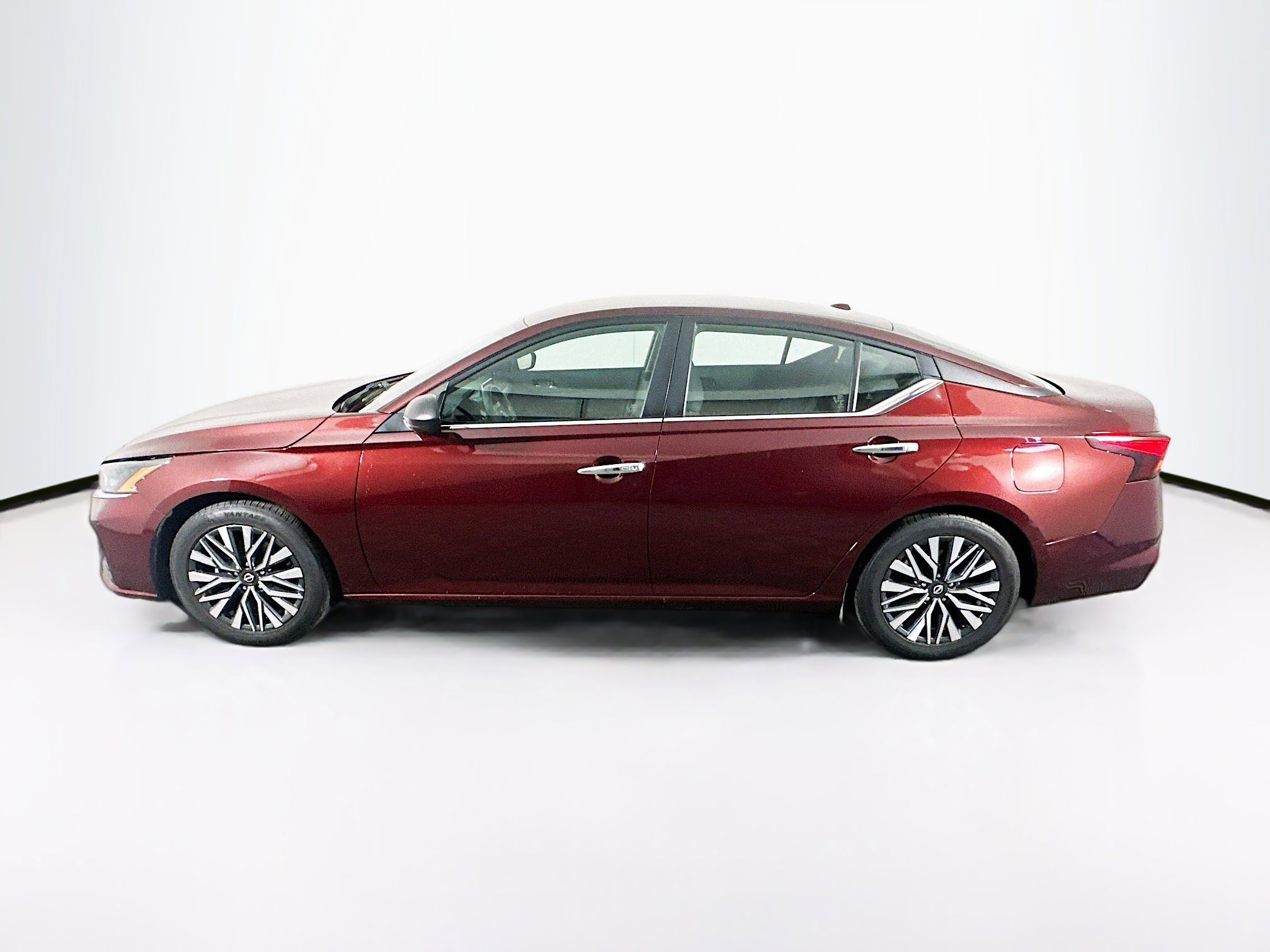 Used 2024 Nissan Altima 2.5 SV image 4