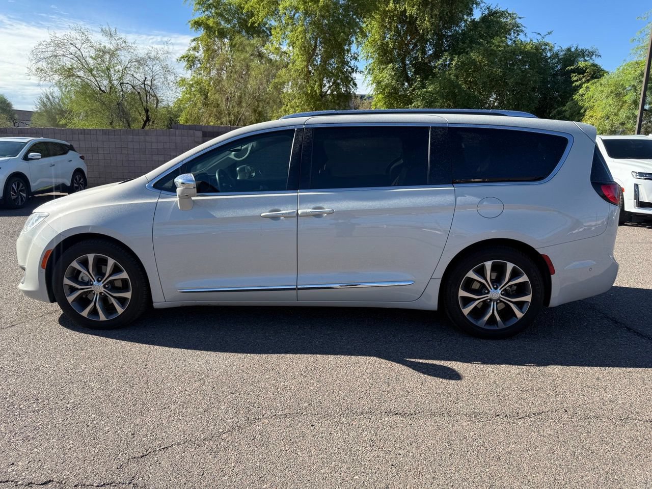 Used 2017 Chrysler Pacifica Limited w/ Advanced Safetytec Group FWD image 8