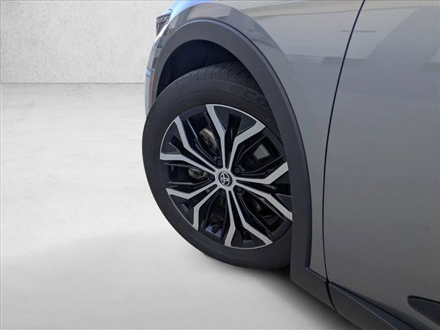 Used 2023 Toyota Crown Limited image 10