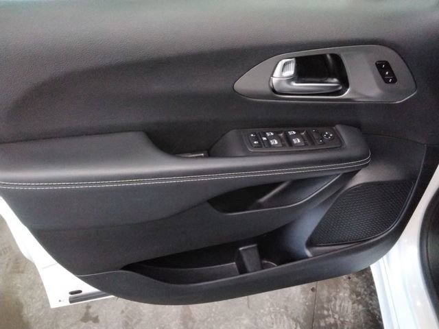 Used 2025 Chrysler Pacifica Select image 29