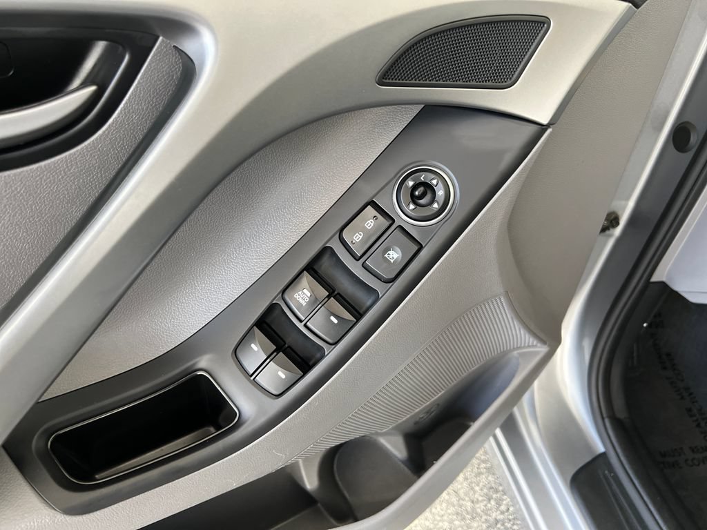 Used 2015 Hyundai Elantra SE FWD image 13