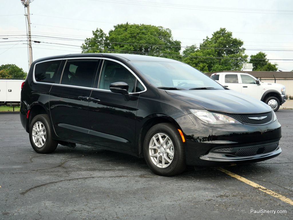 New 2025 Chrysler Voyager LX image 23