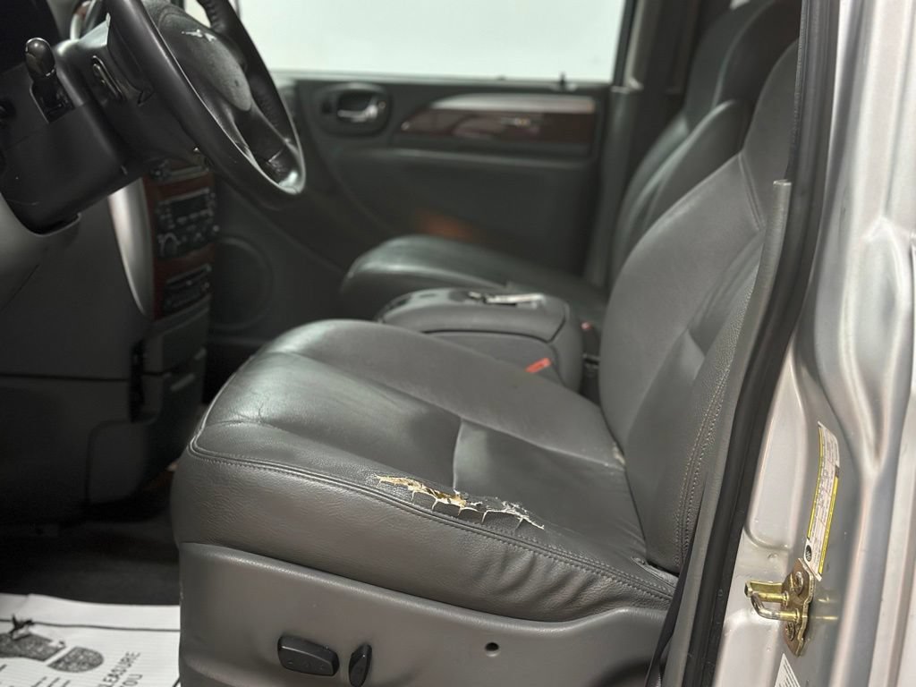Used 2005 Chrysler Town & Country Limited FWD image 19
