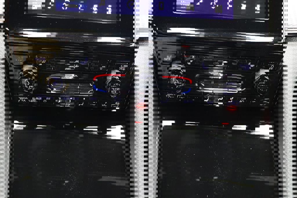 Used 2025 Jeep Grand Cherokee Altitude AWD/4WD image 22