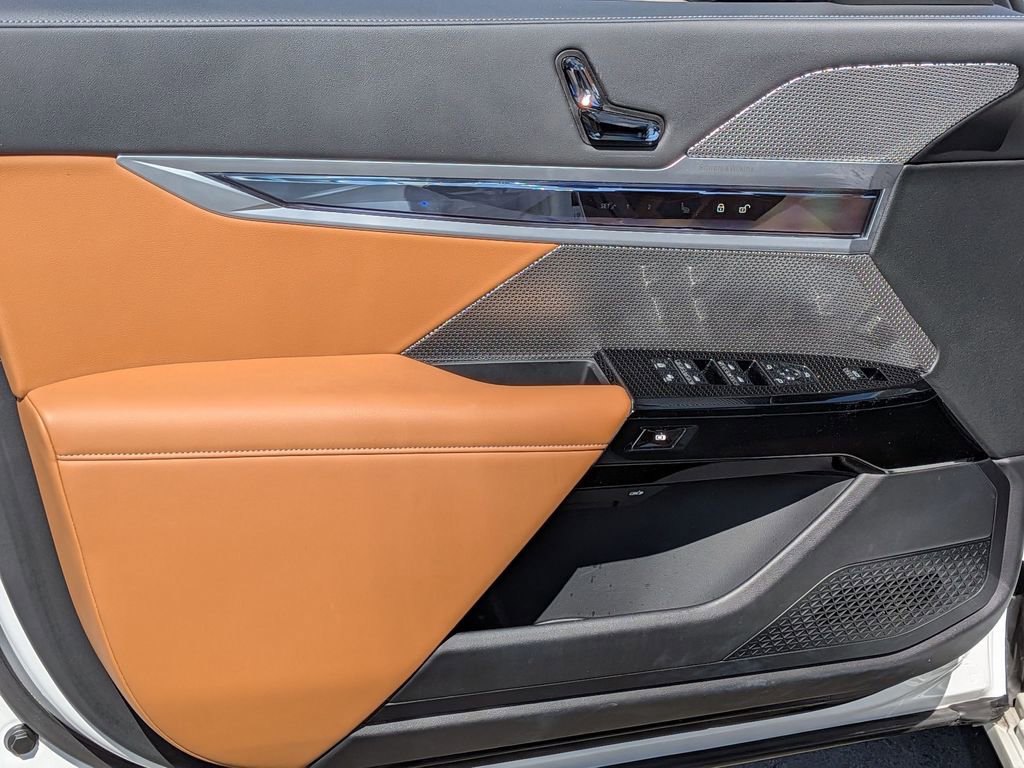 Used 2023 BMW 740i w/ Parking Assistance Package image 18