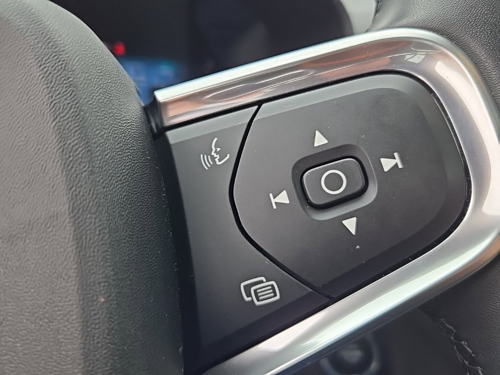 Certified 2025 Volvo XC40 B5 Ultra AWD/4WD image 27