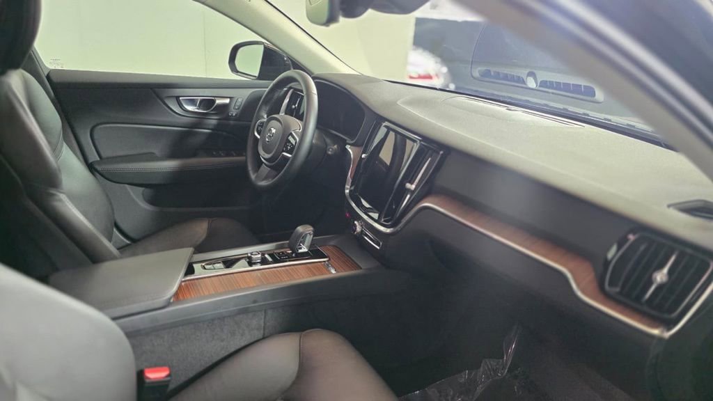 Used 2025 Volvo V60 B5 Cross Country Plus image 11