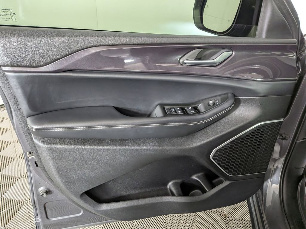 Used 2021 Jeep Grand Cherokee L Laredo w/ Luxury Tech Group I image 17