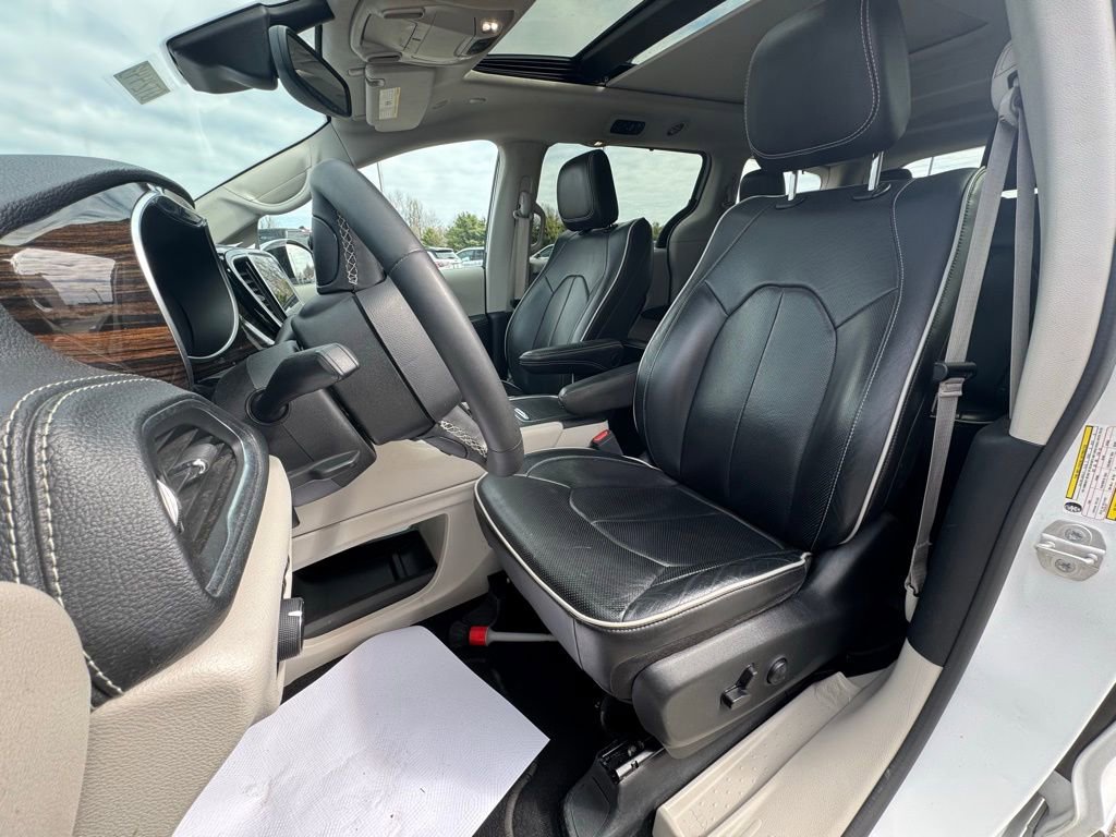 Used 2023 Chrysler Pacifica Limited image 12