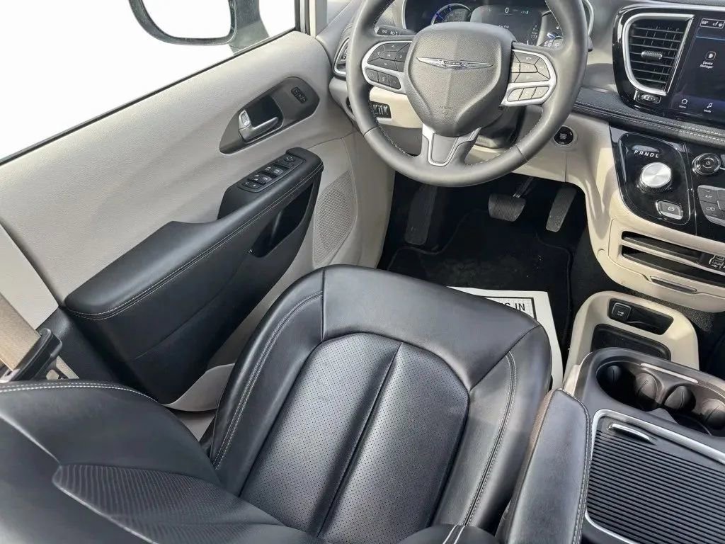 Used 2023 Chrysler Pacifica Touring-L image 22