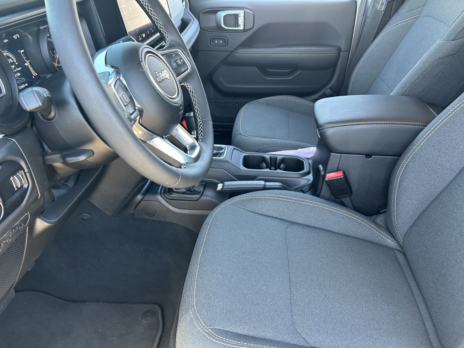 Used 2025 Jeep Wrangler Unlimited Sahara AWD/4WD image 28