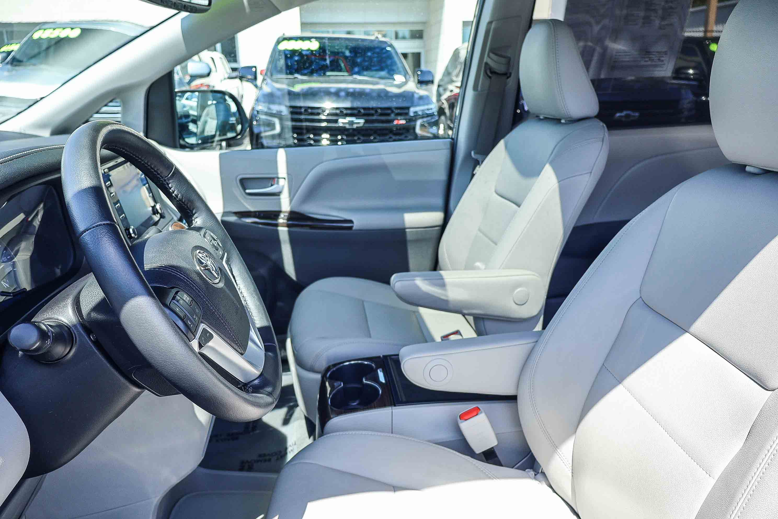 Used 2020 Toyota Sienna XLE w/ XLE Navigation Package AWD/4WD image 15