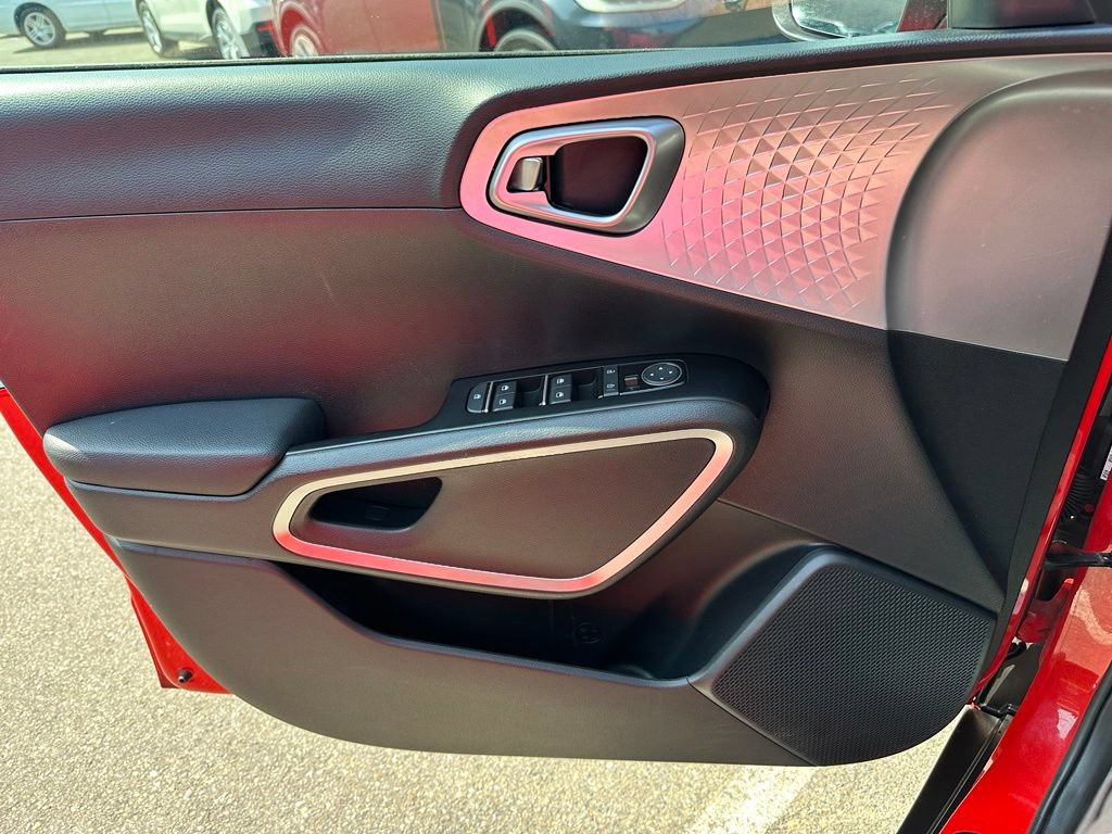 Used 2023 Kia Soul LX w/ LX Technology Package FWD image 18