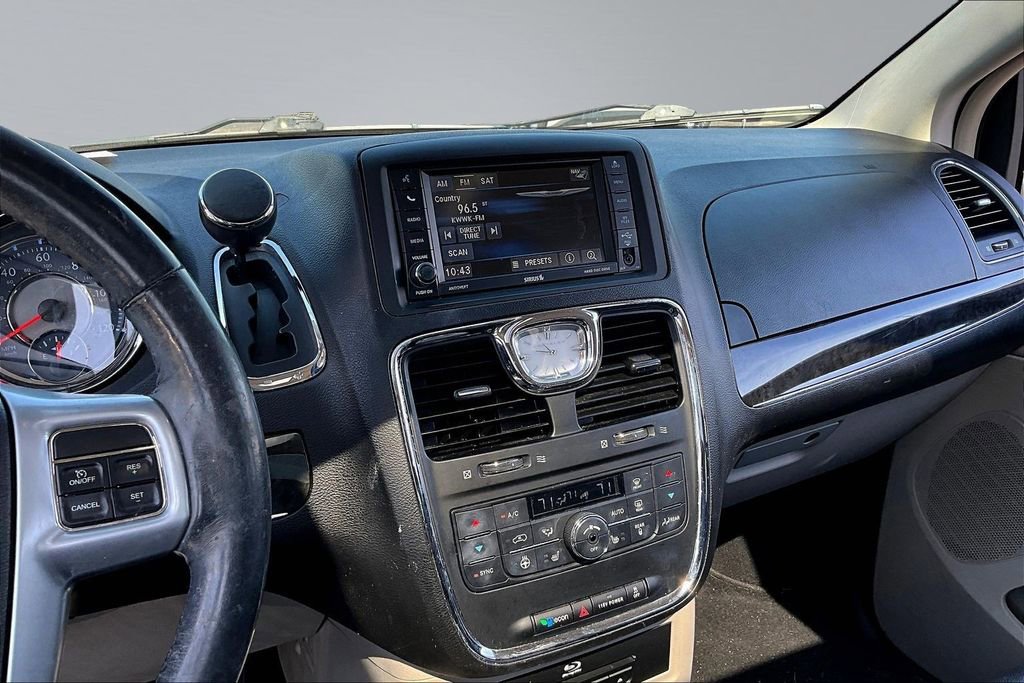 Used 2014 Chrysler Town & Country Touring-L w/ Driver Convenience Group FWD image 9