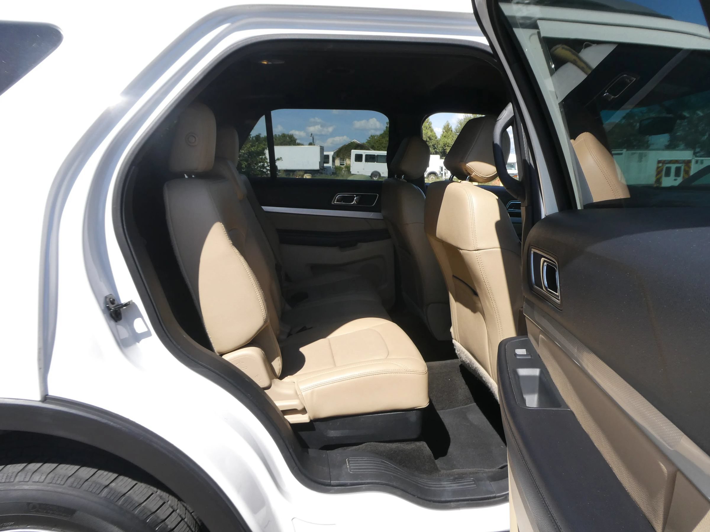 Used 2016 Ford Explorer XLT w/ Equipment Group 202A AWD/4WD image 26