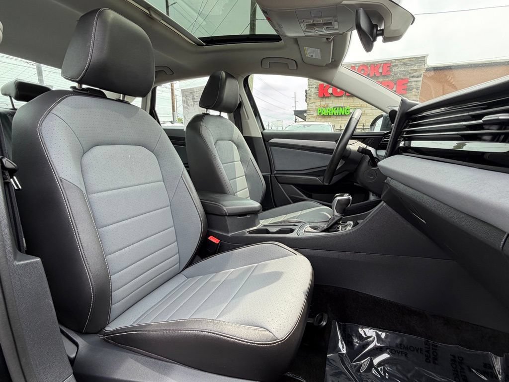 Used 2025 Volkswagen Jetta SE FWD image 31