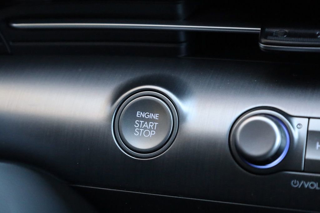 Used 2025 Hyundai Kona SEL image 30