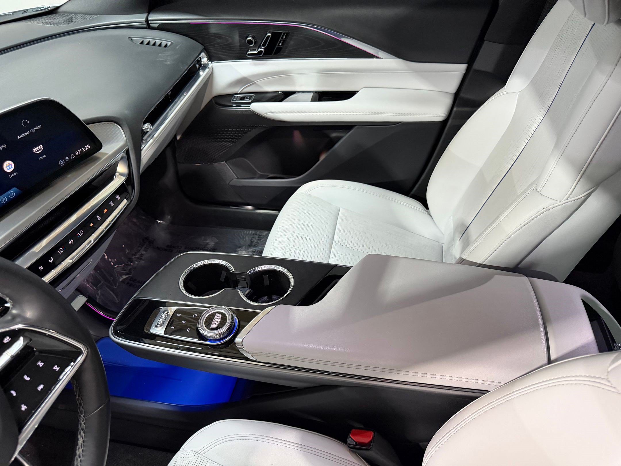 Certified 2024 Cadillac Lyriq Luxury AWD/4WD image 38