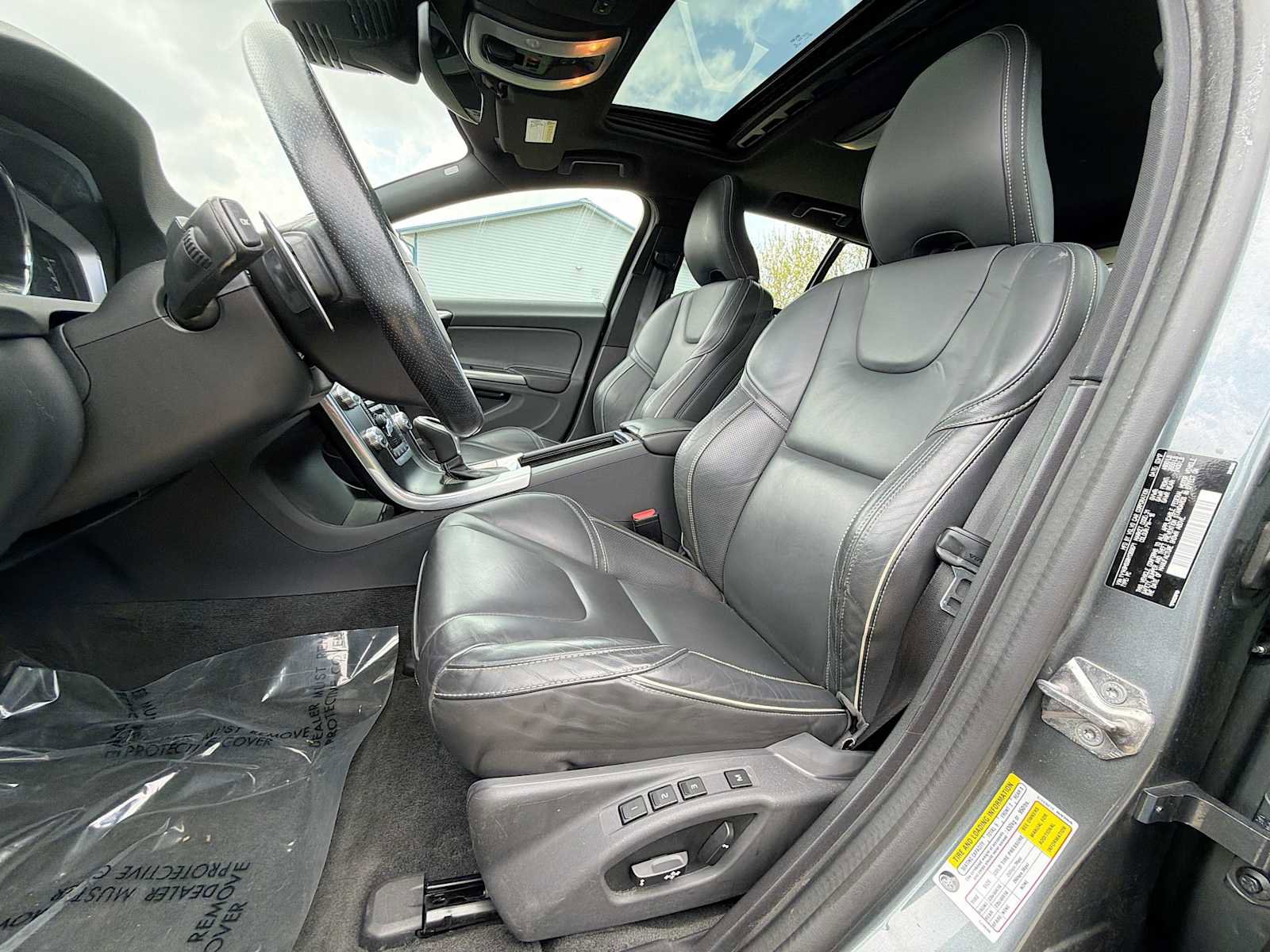 Used 2017 Volvo V60 T6 R-Design Platinum w/ Climate Package AWD/4WD image 13