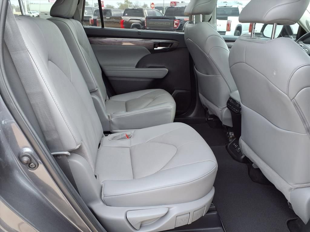 Used 2024 Toyota Highlander Platinum image 21