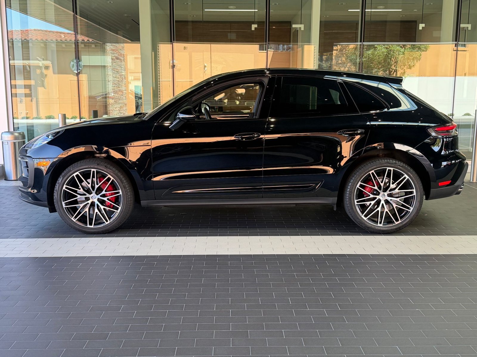 Certified 2025 Porsche Macan S AWD/4WD image 2