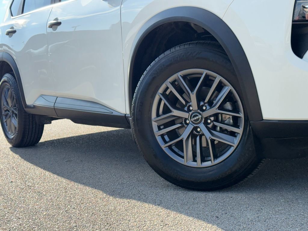 Used 2025 Nissan Rogue S image 2