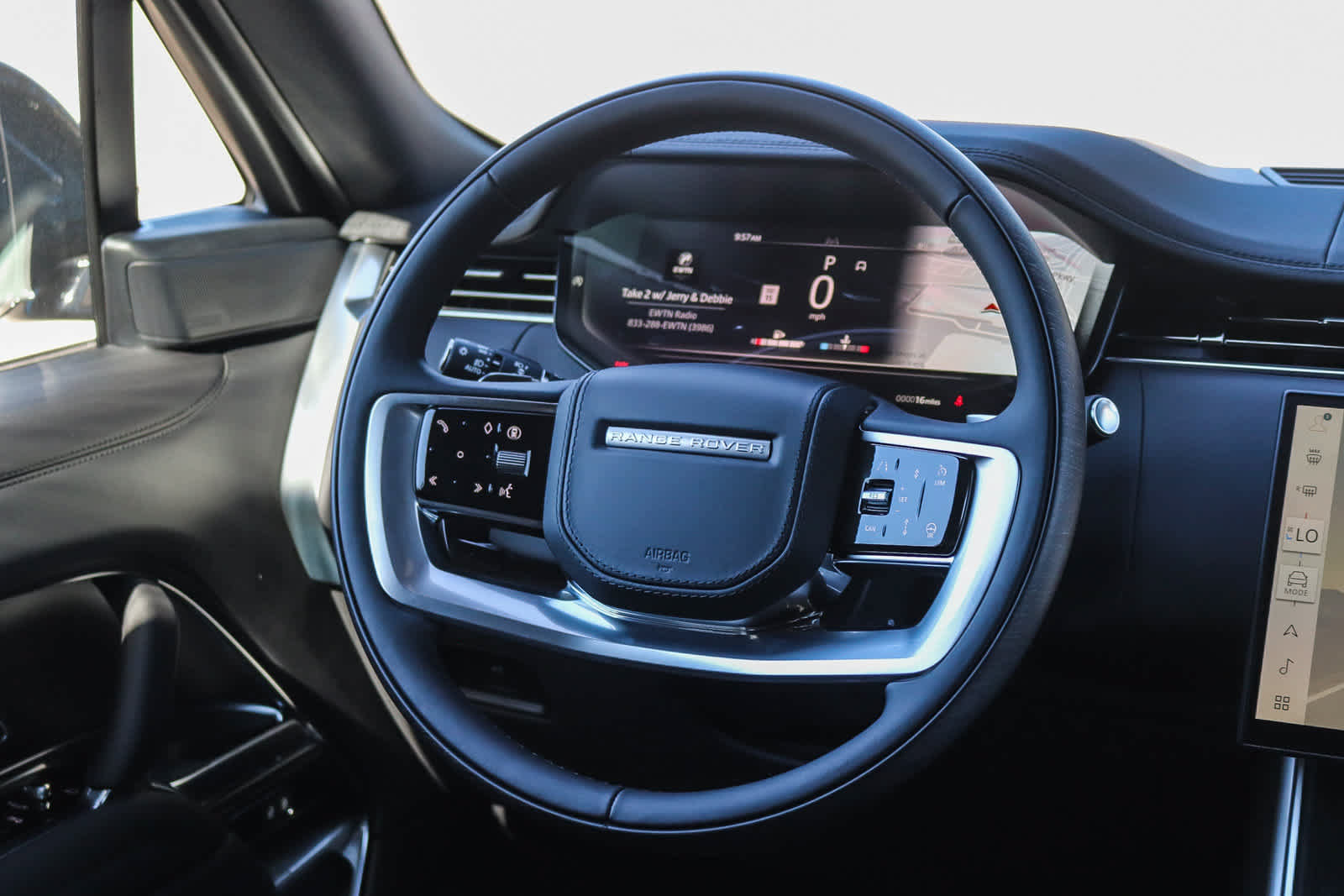 New 2026 Land Rover Range Rover Long Wheelbase SE AWD/4WD image 13