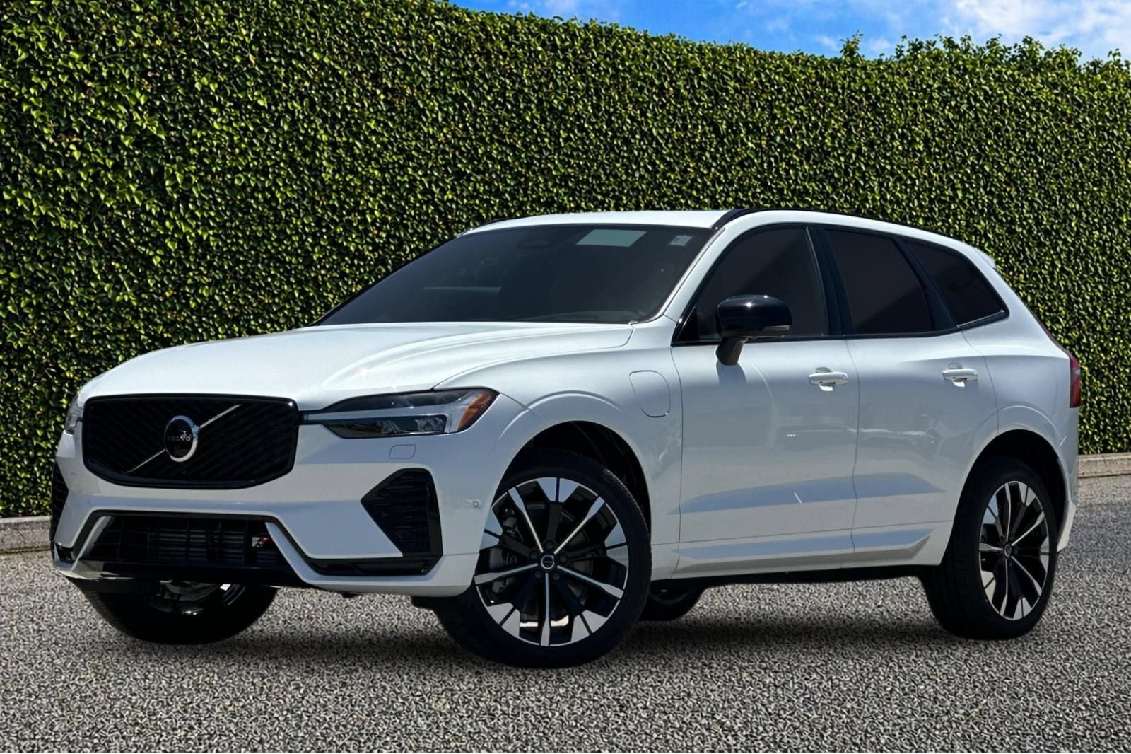 New 2026 Volvo XC60 T8 Plus w/ Climate Package AWD/4WD image 1
