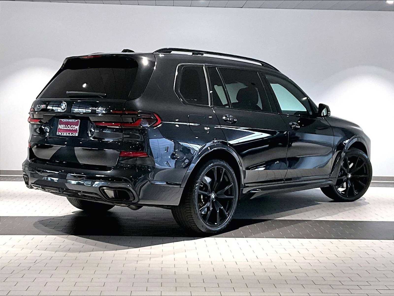 Used 2024 BMW X7 xDrive40i w/ M Sport Package image 10