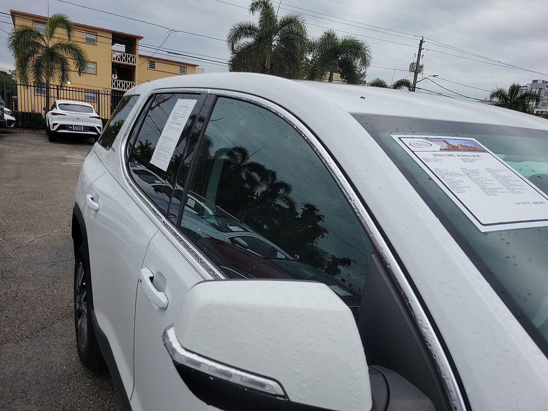 Used 2023 GMC Acadia SLE image 9