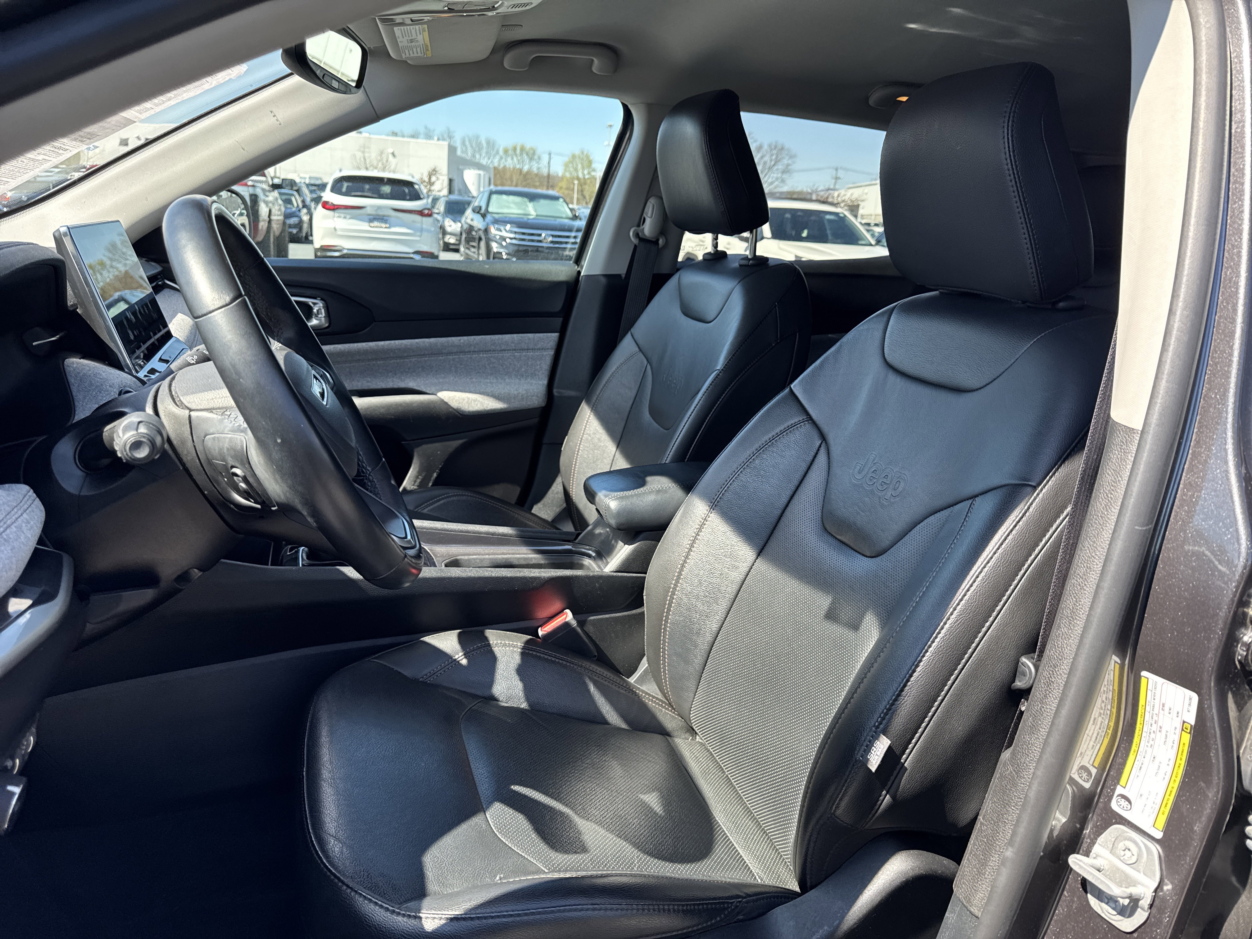 Used 2022 Jeep Compass Latitude image 3