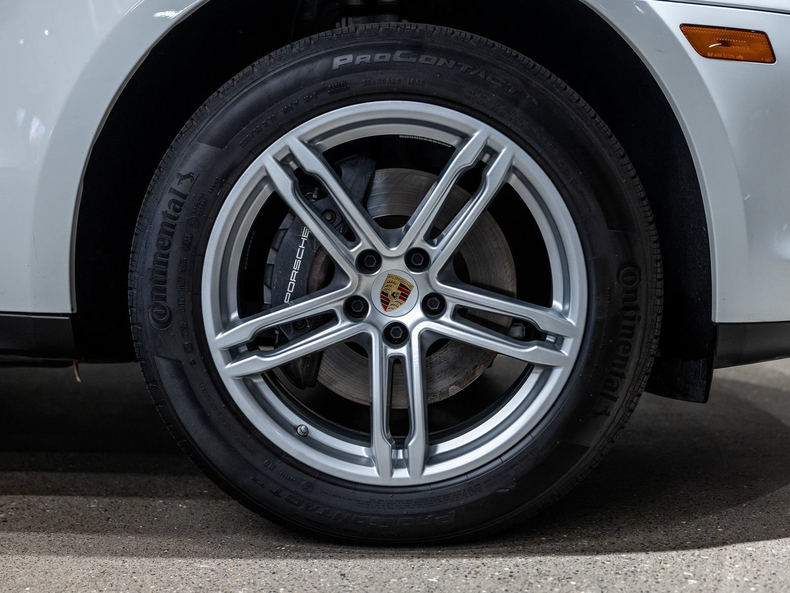 Certified 2024 Porsche Macan AWD/4WD image 19