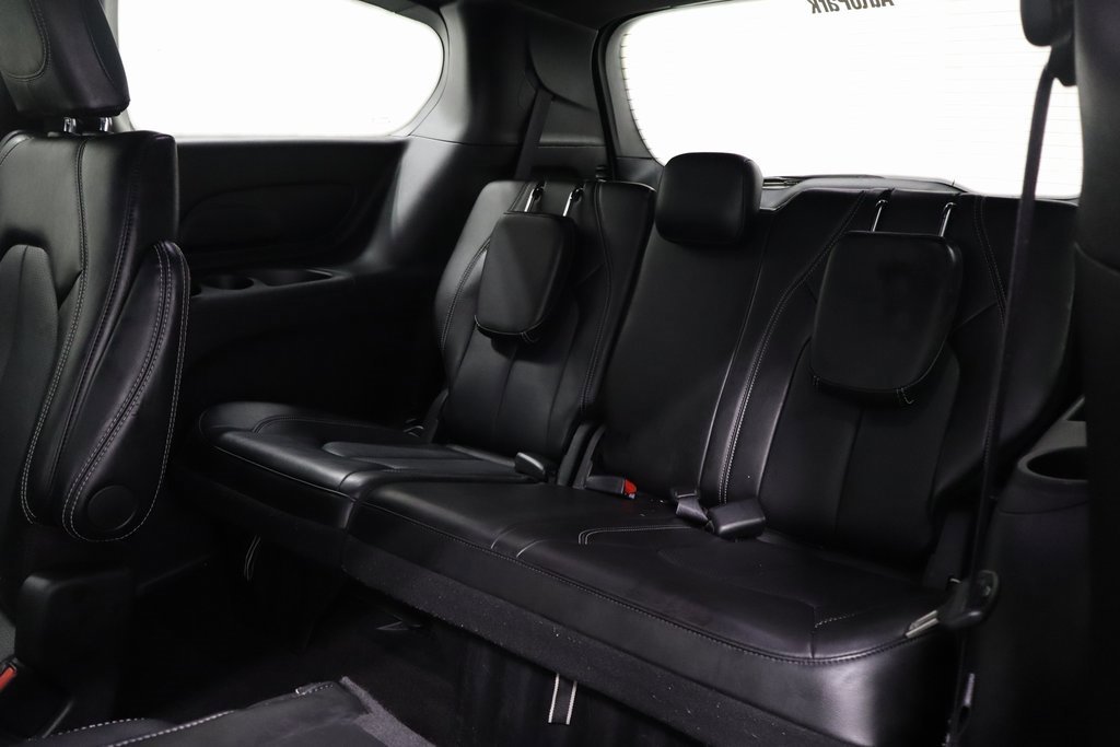 Used 2025 Chrysler Pacifica Select image 13