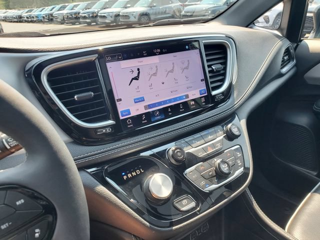 Used 2025 Chrysler Pacifica Limited FWD image 34