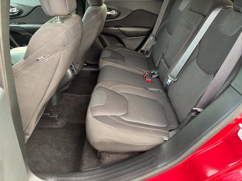 Used 2016 Jeep Cherokee Latitude w/ Safety/Convenience Group AWD/4WD image 26