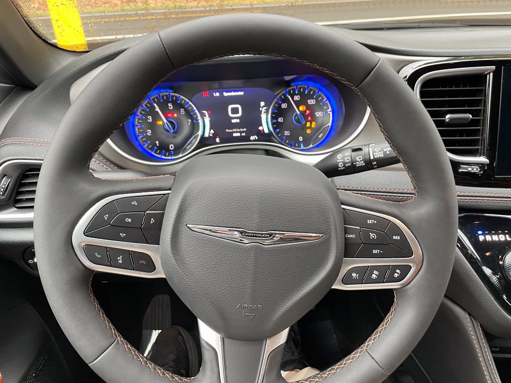 Used 2025 Chrysler Pacifica Pinnacle AWD/4WD image 17