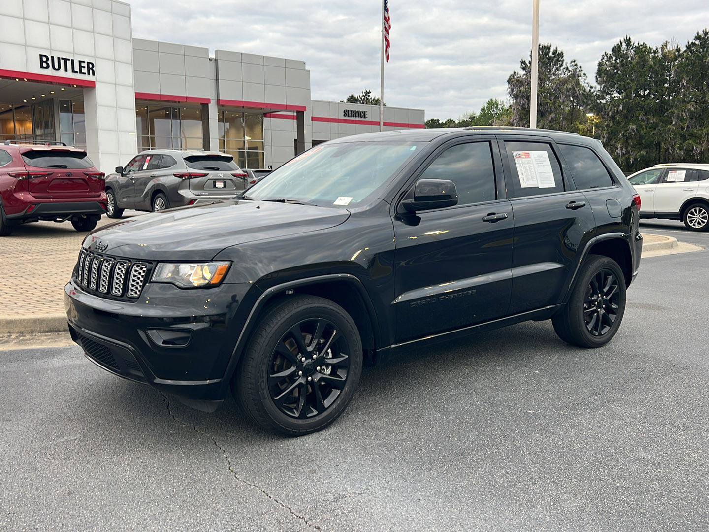 Used 2021 Jeep Grand Cherokee Laredo X image 2