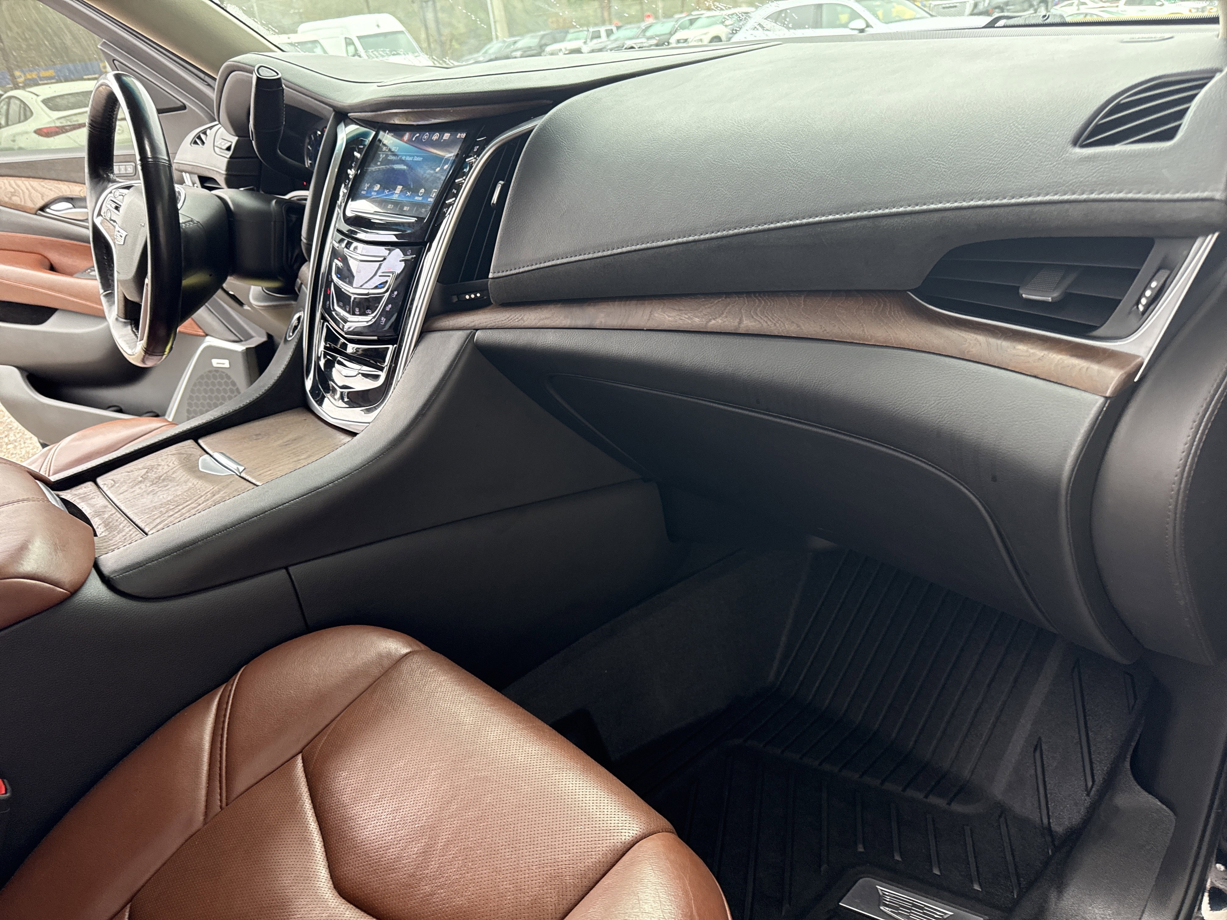 Used 2019 Cadillac Escalade ESV Premium Luxury image 16